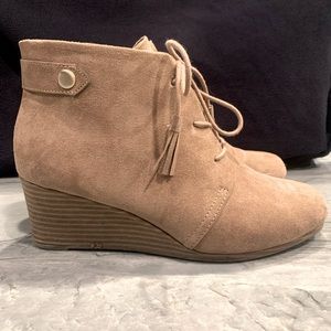 Barely-worn Dr. Scholl’s tan lace-up booties